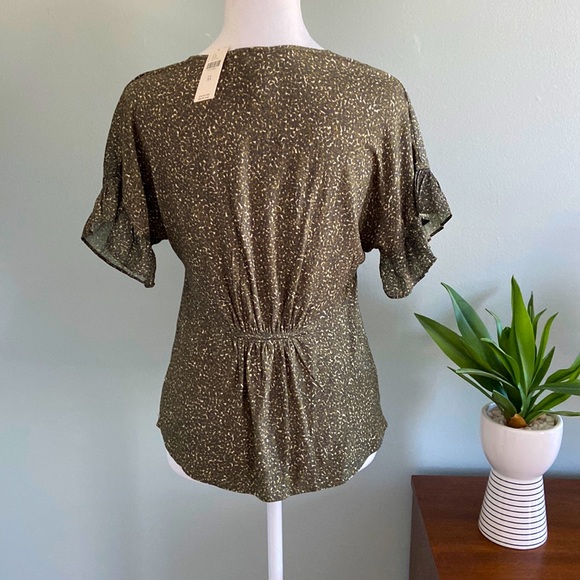 NWT Anthropologie Silky Flouncy V Neck Blouse Great Details! Size XS - Picture 4 of 7